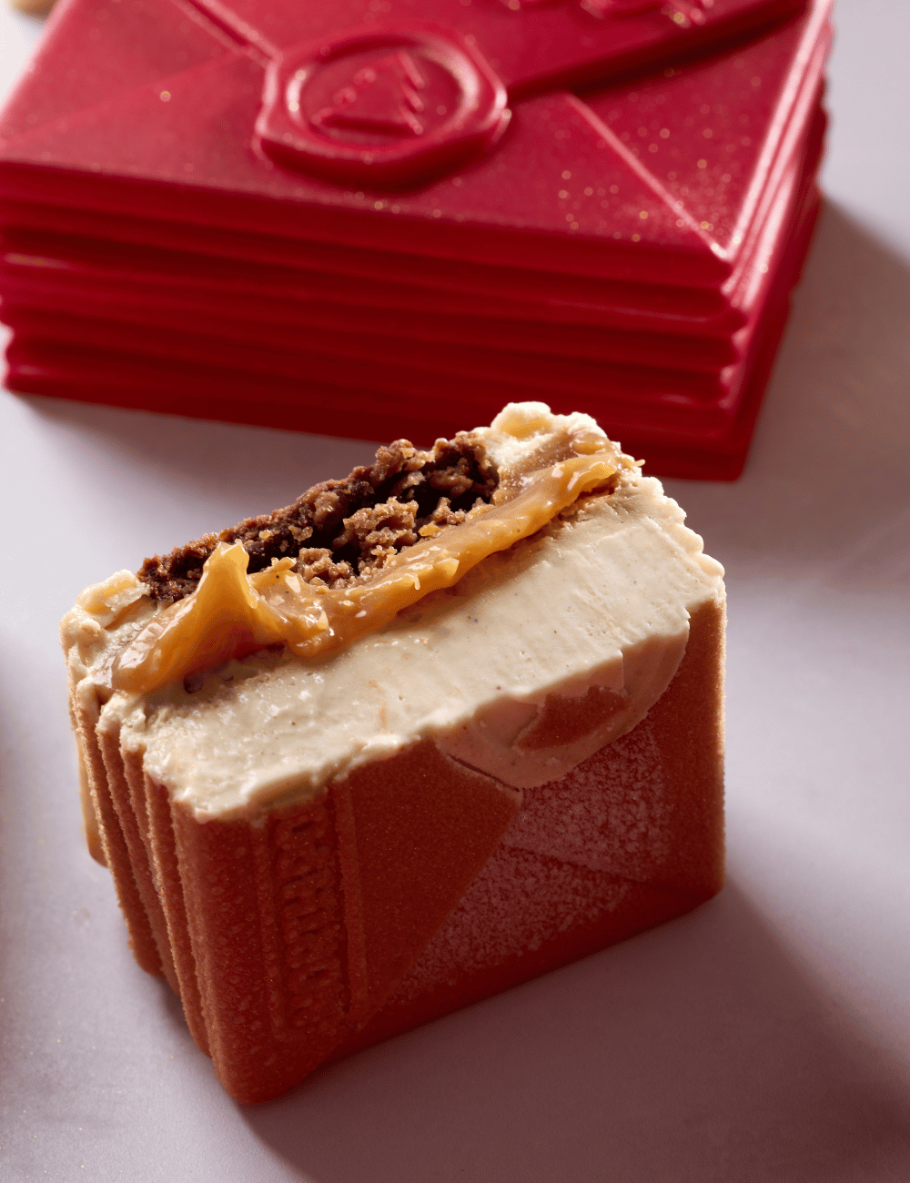 Coupe de l'entremet North Pole : biscuit croustillant, caramel et mousse gourmande