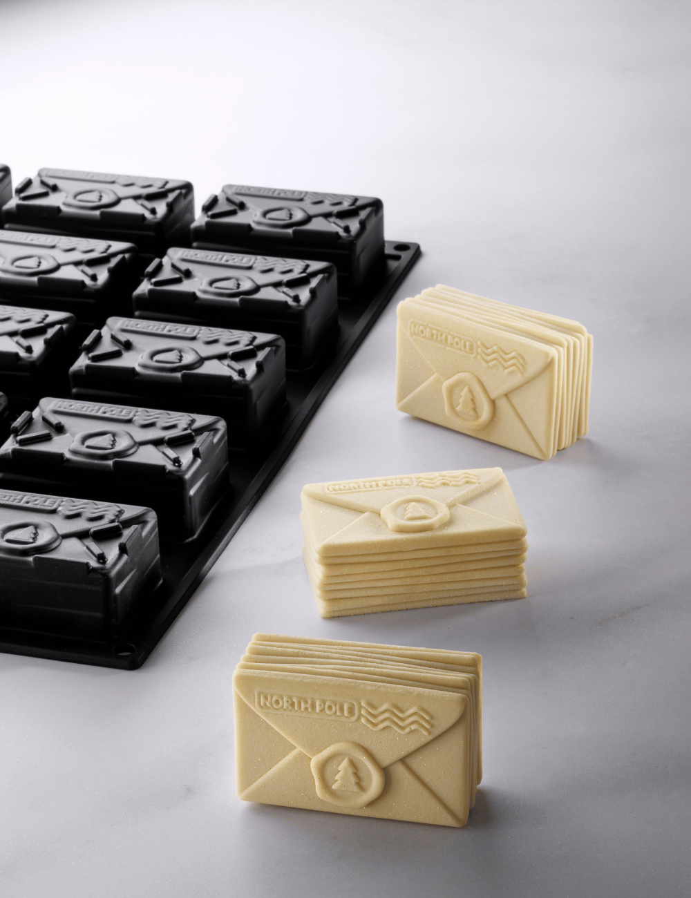 Entremets North Pole démoulés, finition ivoire nacrée - moule silicone Pavoflex Pavoni