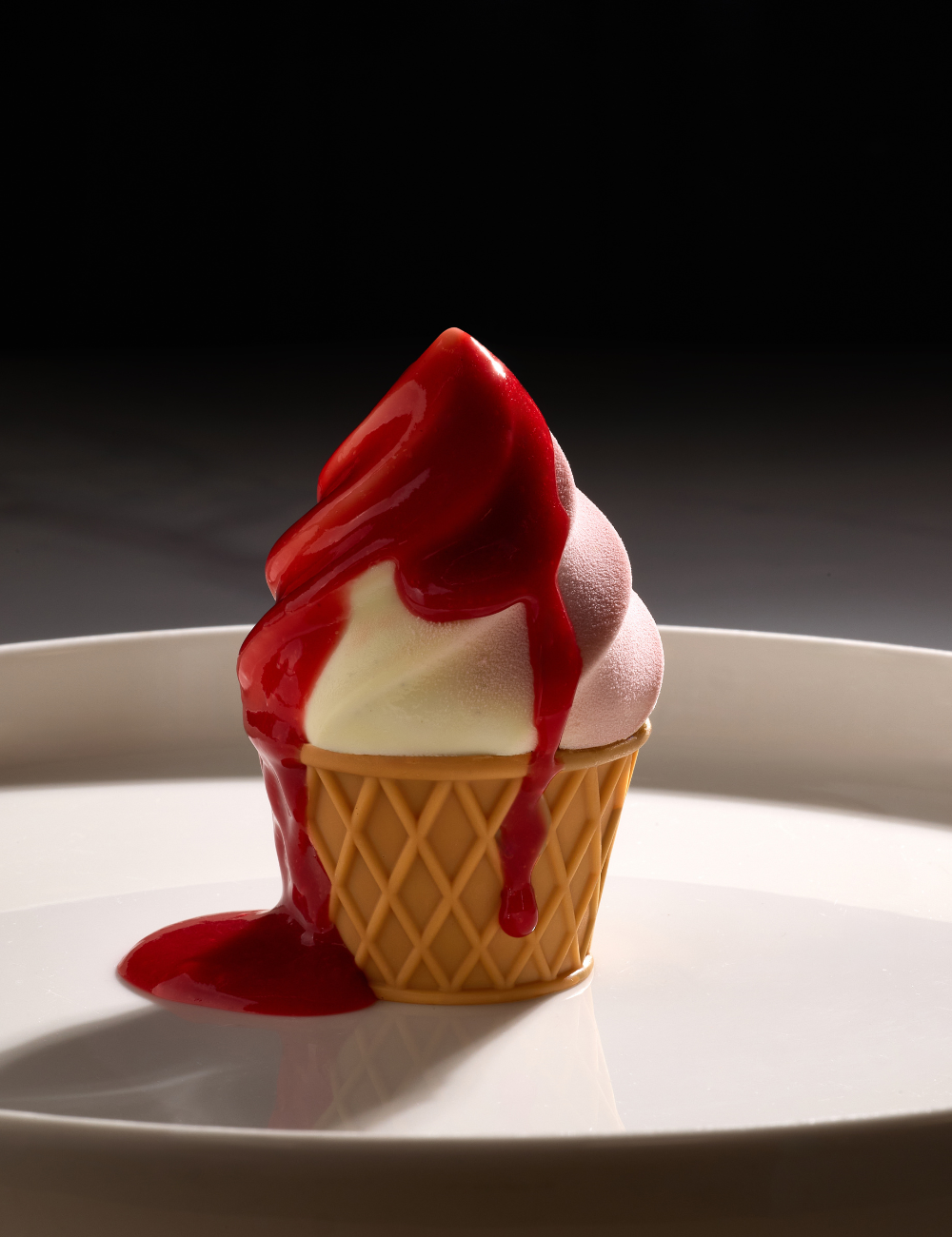 Gelato nappé d'un coulis de fruits rouges, dressage en assiette - Pavoni & Fabrizio Fiorani