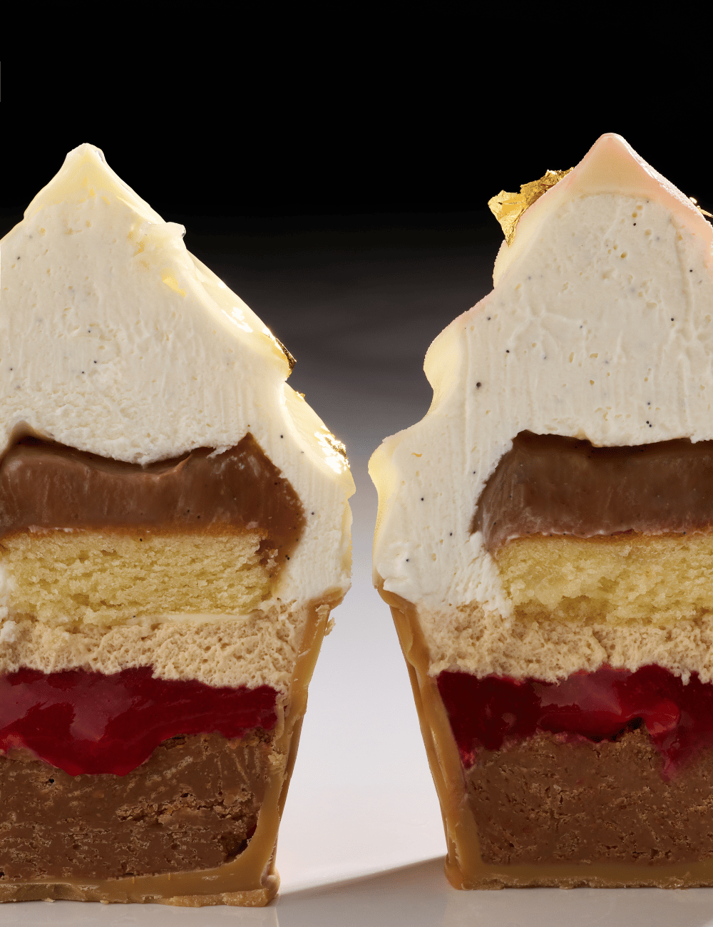 Coupe du Gelato : mousse vanille, glaçage chocolat, biscuit, croustillant praliné et insert de fruits rouges