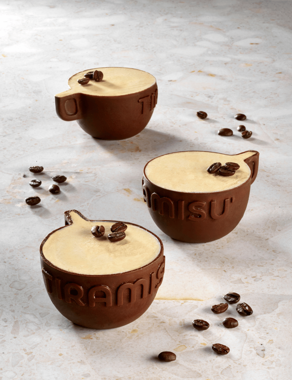 Trio de Tiramisù en trompe-l'œil tasse à café, finition chocolat et grains torréfiés