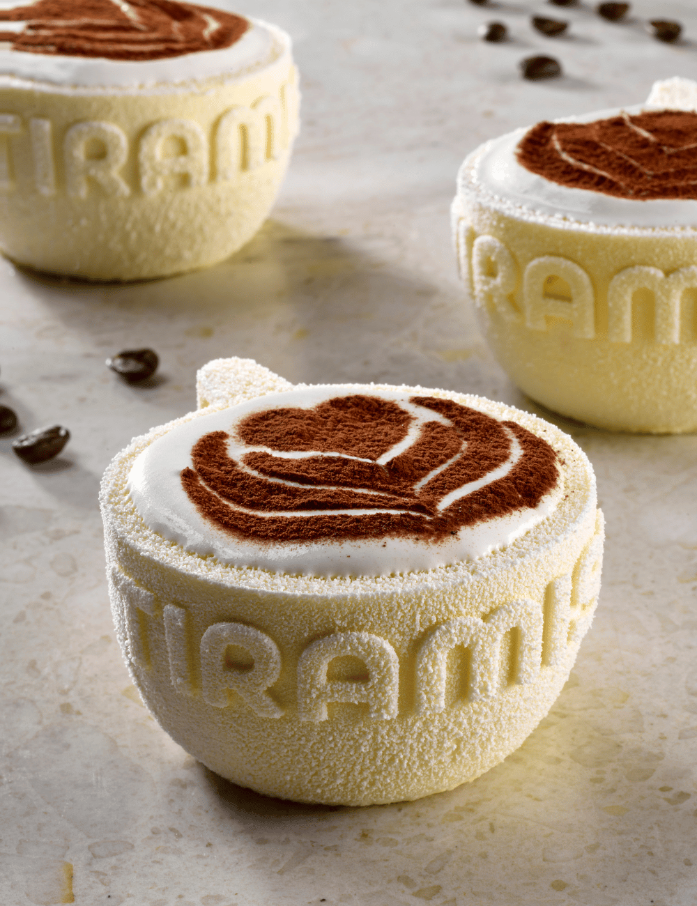 Trio de Tiramisù, version crème saupoudrée de cacao en rosace